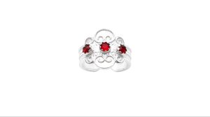 Bunadsring med raud stein, kvit