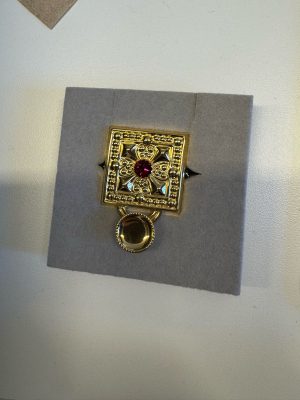 Knivstøl, forgylt med raud stein SP