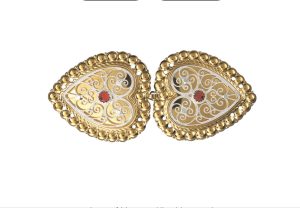 Beltespenne med raud stein og syhol, forgylt/kvit