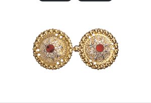 Spenne med raud stein og syhol, forgylt/kvit