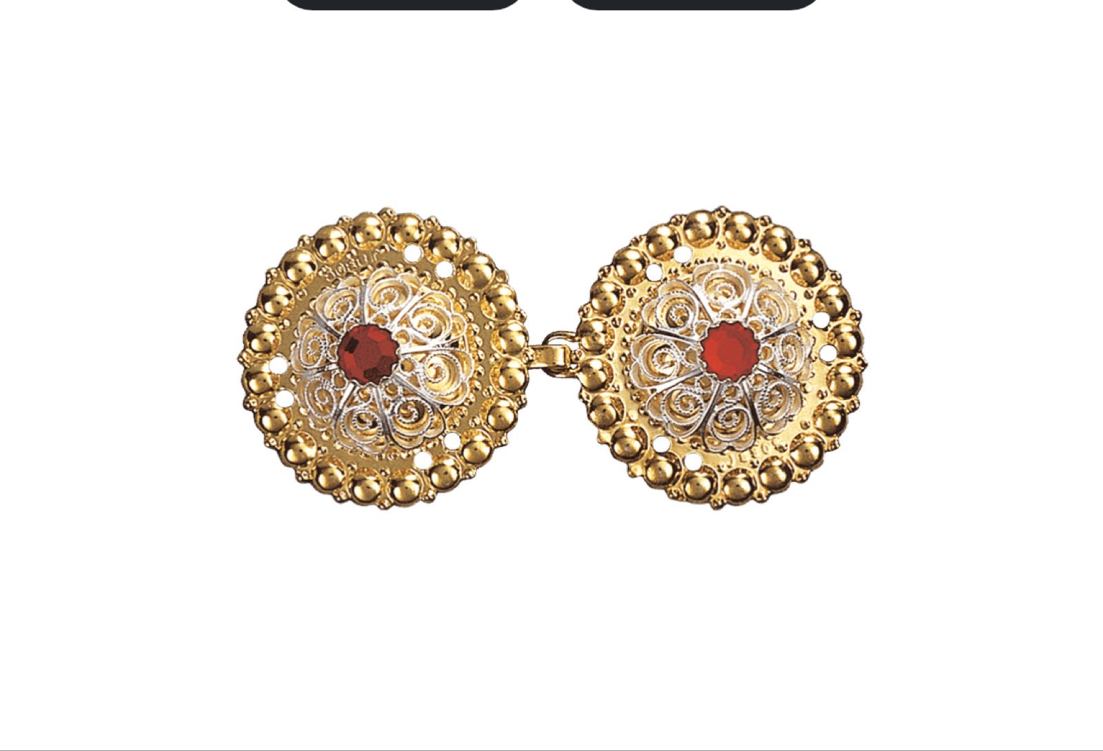 Spenne med raud stein og syhol, forgylt/kvit