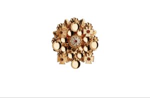 Sølje med raud stein, forgylt