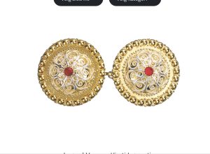 Beltespenne til skinnlist med raud stein, forgylt/kvit