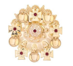 Sølje, forgylt m/raude steinar 6,8cm