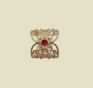 Skjerfring med stein og filigran, forgylt m raud stein