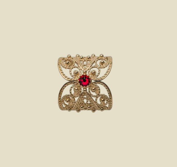 Skjerfring med stein og filigran, forgylt m raud stein